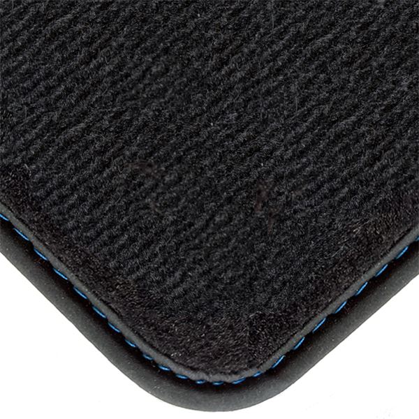 Tapis de coffre sur mesure qualité CARAT surpiqures bleues