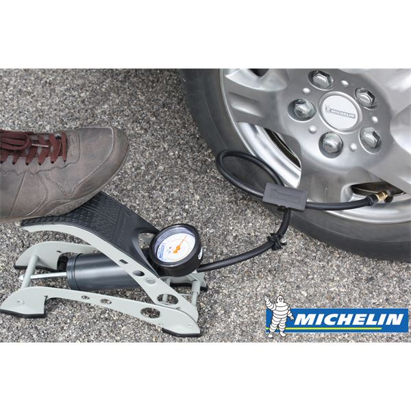 Pompe à pied avec manomètre homologué MICHELIN